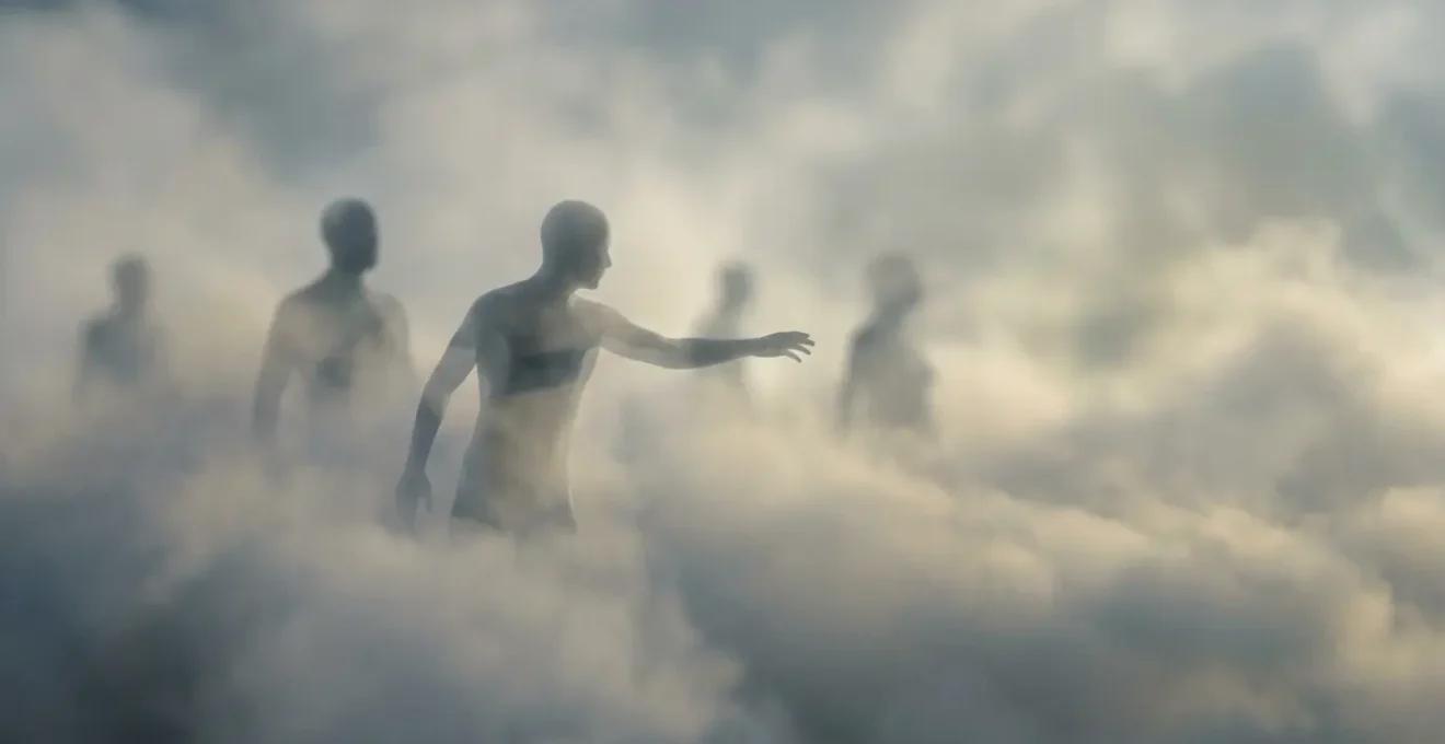 Composizione onirica con volti sfumati del passato emergenti da nebbie della memoria