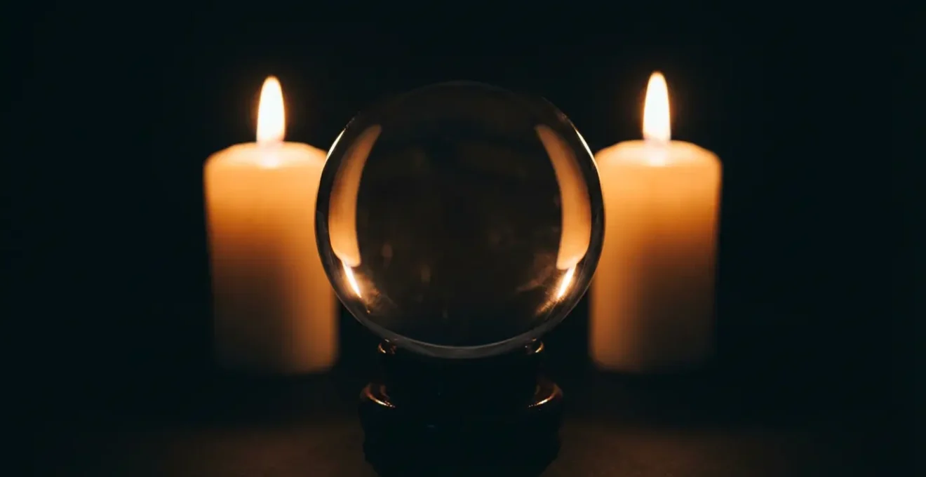 Vista laterale di una sfera di cristallo con candele posizionate strategicamente per evitare riflessi diretti