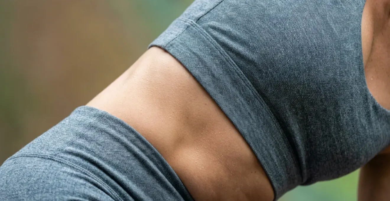 Posizione di torsione yoga che agisce sul chakra Manipura per il detox energetico